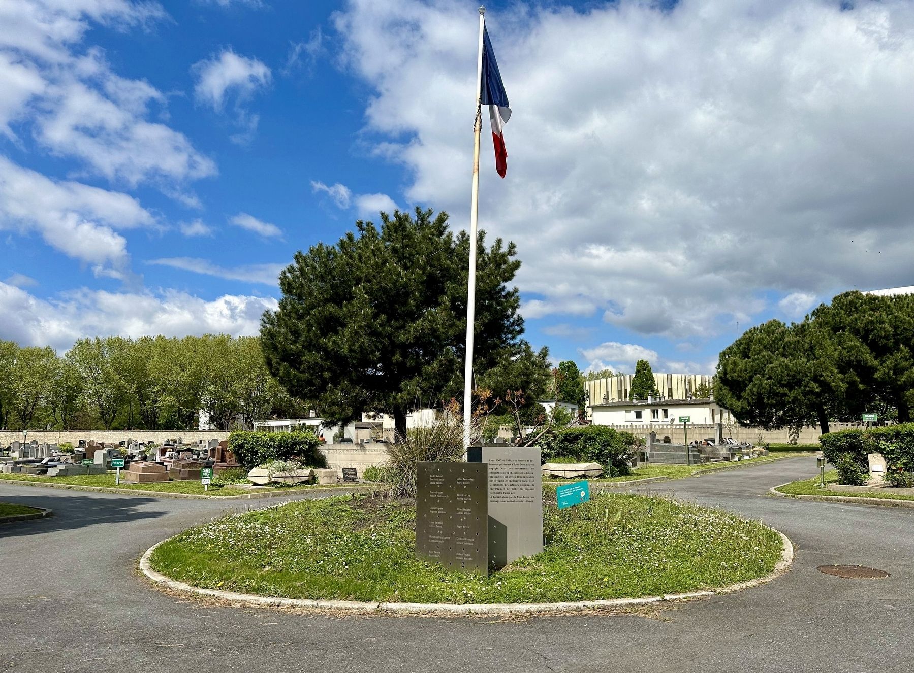 Saint-Denis Municipal Cemetery Resistance Memorial image. Click for full size.