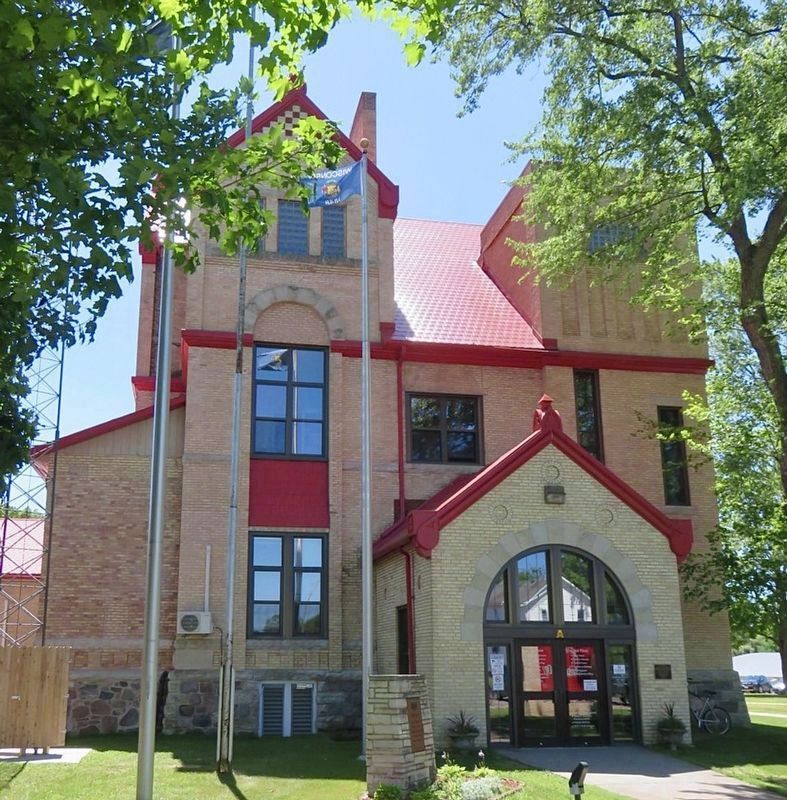 Florence County Courthouse and Marker image. Click for full size.