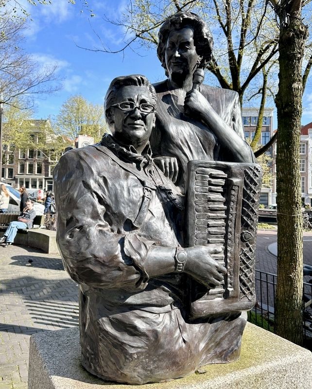 Duo Jan & Mien statue. Click for full size. Duo Jan & Mien statue image. Click for full size.