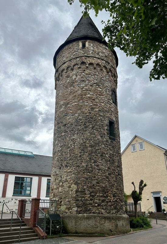 Gerechtigkeit nach 400 Jahren / Justice After 400 Years Marker and Tower image. Click for full size.