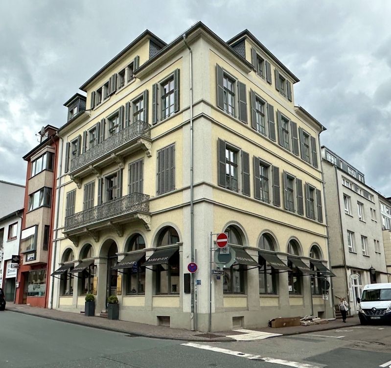 Hotel �Cafe du Parc� Marker - wide view image. Click for full size.