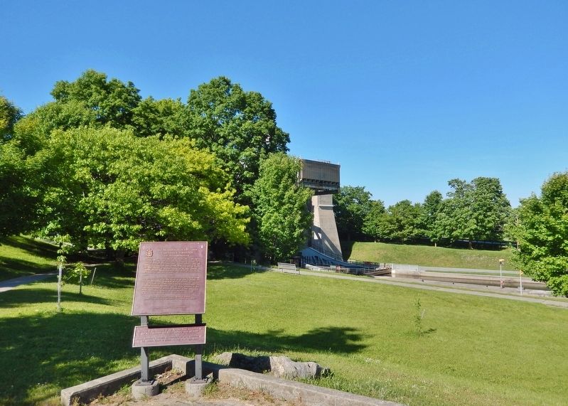 The Peterborough Lift Lock / L'ascenseur a bateaux de Peterborough Marker. Click for full size. The Peterborough Lift Lock / L'ascenseur a bateaux de Peterborough Marker image. Click for full size.