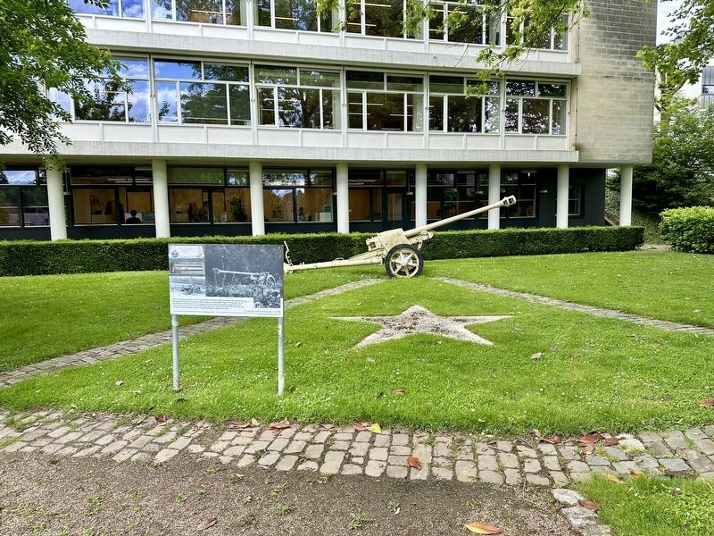 �Panzerabwehrkanone� (PAK-40) / �Anti-tank Gun� (PAK-40) Marker - wide view, City Hall in background image. Click for full size.