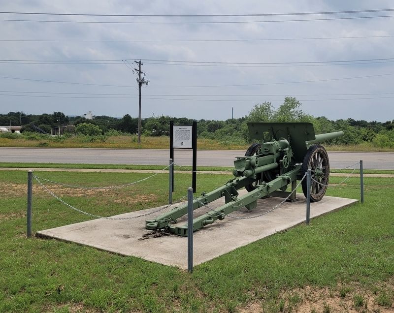 WW II Japanese Model 92 (1932) 105mm Gun and Marker image. Click for full size.