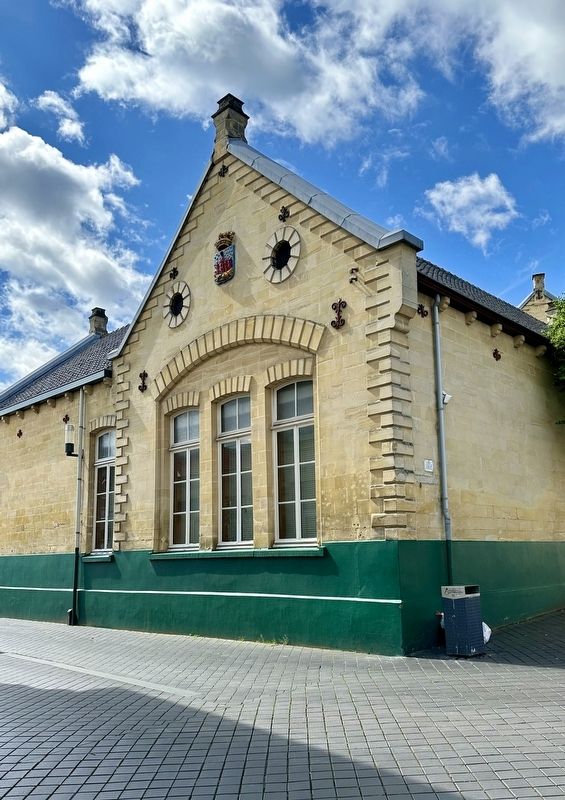 Oude School / Former School Marker - wide view. Click for full size. Oude School / Former School Marker - wide view image. Click for full size.