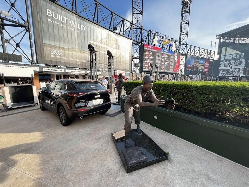 Luis Aparicio statue at Guaranteed Rate Field image. Click for full size.