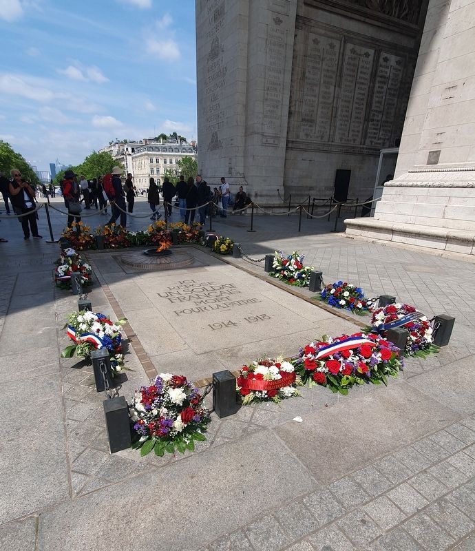 Tomb of the Unknown Soldier and Eternal Flame image. Click for full size.