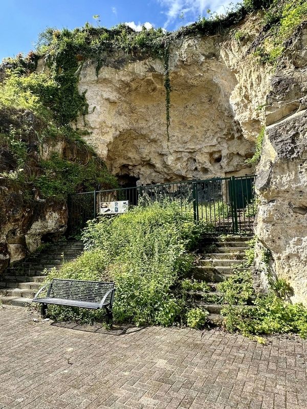 Plenkertgroeve / Plenkert Quarry Marker - wide view image. Click for full size.