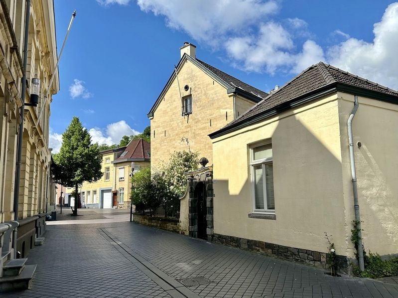 Oude pastorie / Former Parsonage Marker - wider view image. Click for full size.