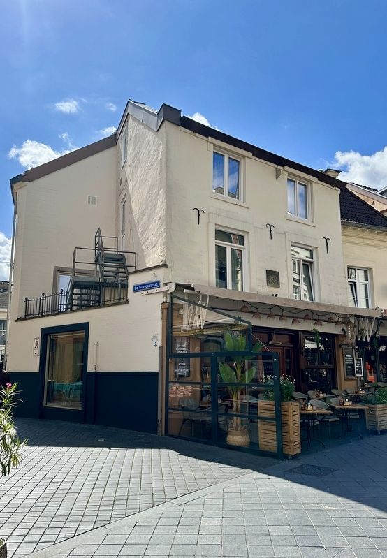 Huis De Guasco Marker - wide view. Click for full size. Huis De Guasco Marker - wide view image. Click for full size.
