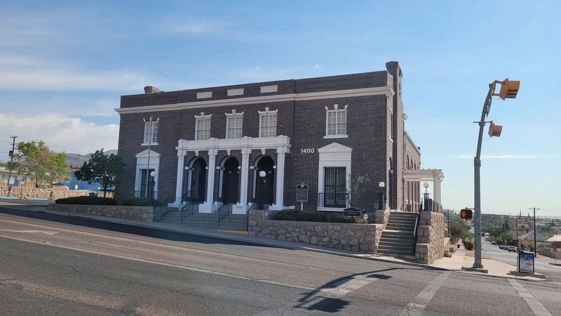 The view of the Women�s Club of El Paso and markers from across the street image. Click for full size.