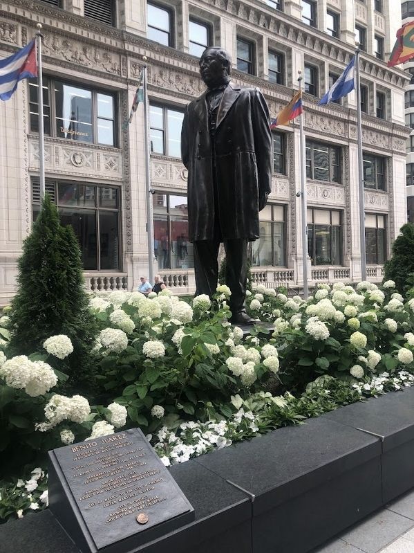Benito Ju�rez marker and statue image. Click for full size.