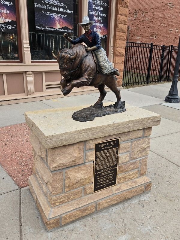 Verne Elliott Marker and statue. Click for full size. Verne Elliott Marker and statue image. Click for full size.