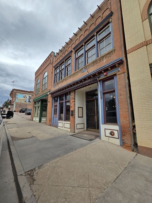 Wider view of the Hallett Block image. Click for full size.