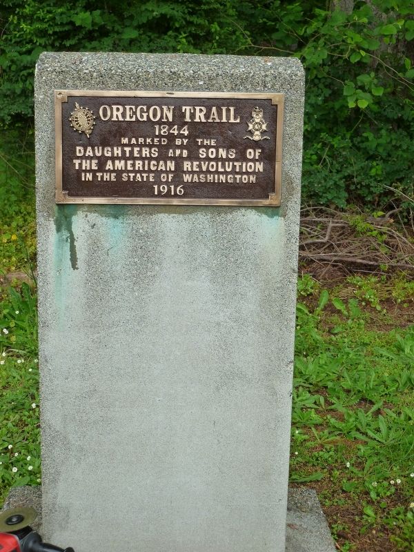 Oregon Trail 1844 Marker plaque attached to an upright concrete slab. image. Click for full size.