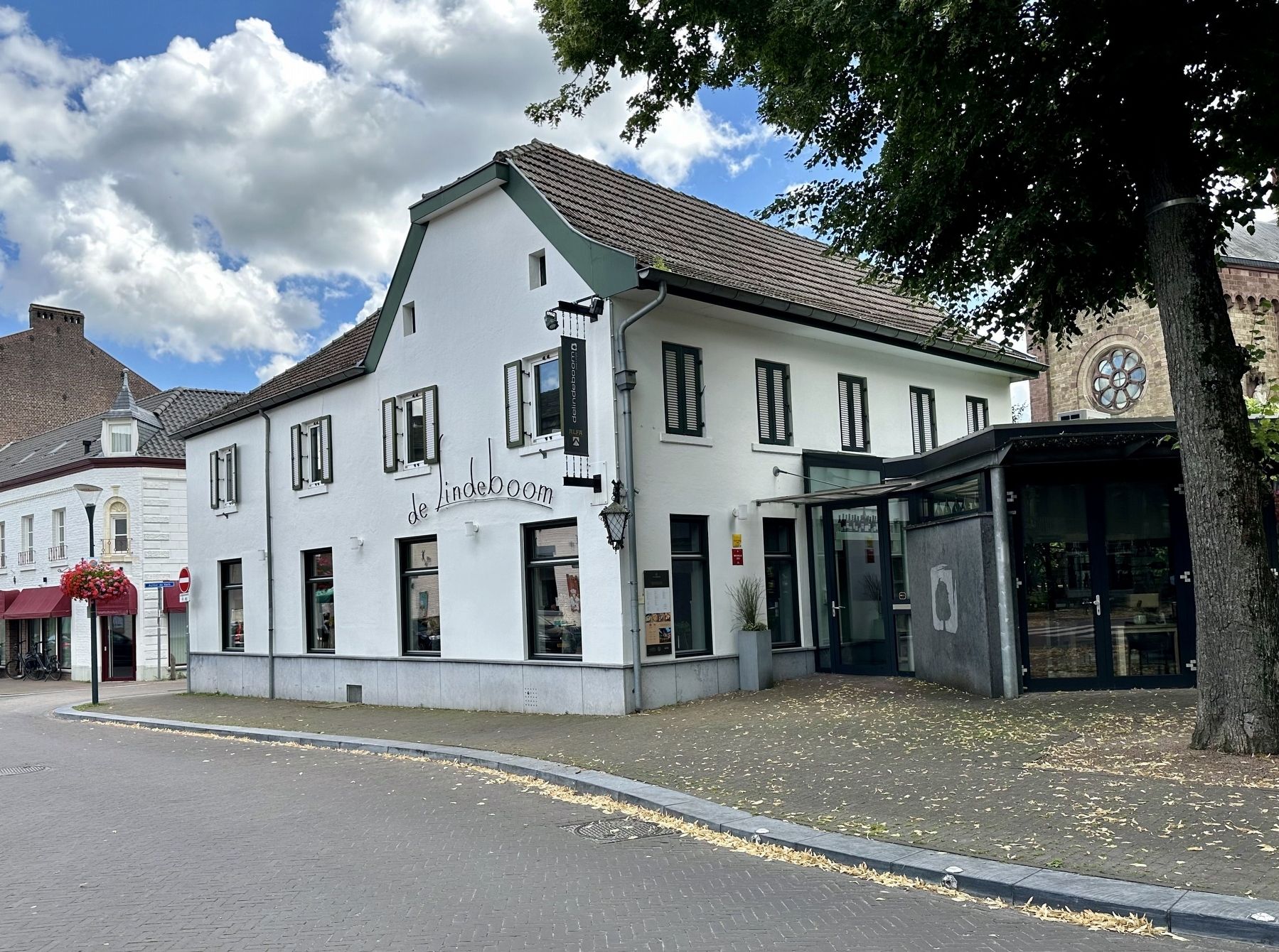 Restaurant “De Lindeboom” and Marker. Click for full size. Restaurant “De Lindeboom” and Marker image. Click for full size.
