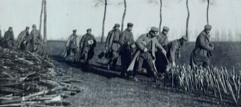 Marker inset photo: German soldiers abandoning their guns� image. Click for full size.