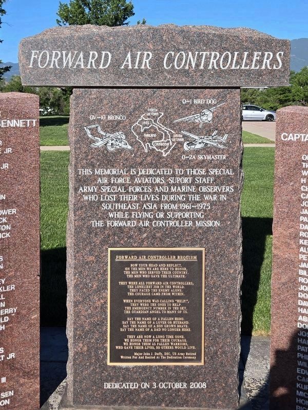Forward Air Controllers monument (center panel) image. Click for full size.