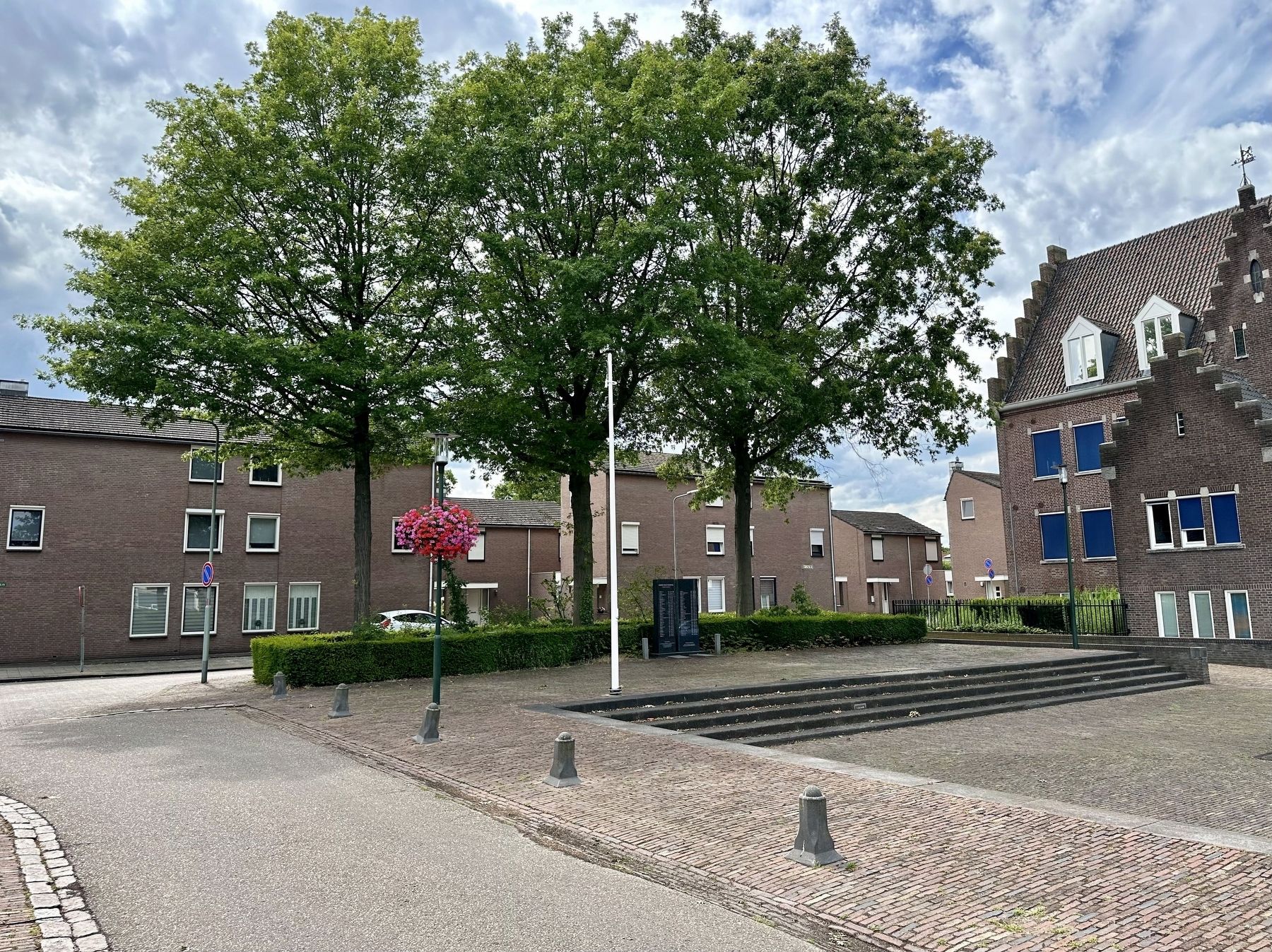 Susteren Slachtoffers Tweede Wereldoorlog / Victims of WWII Memorial. Click for full size. Susteren Slachtoffers Tweede Wereldoorlog / Victims of WWII Memorial image. Click for full size.