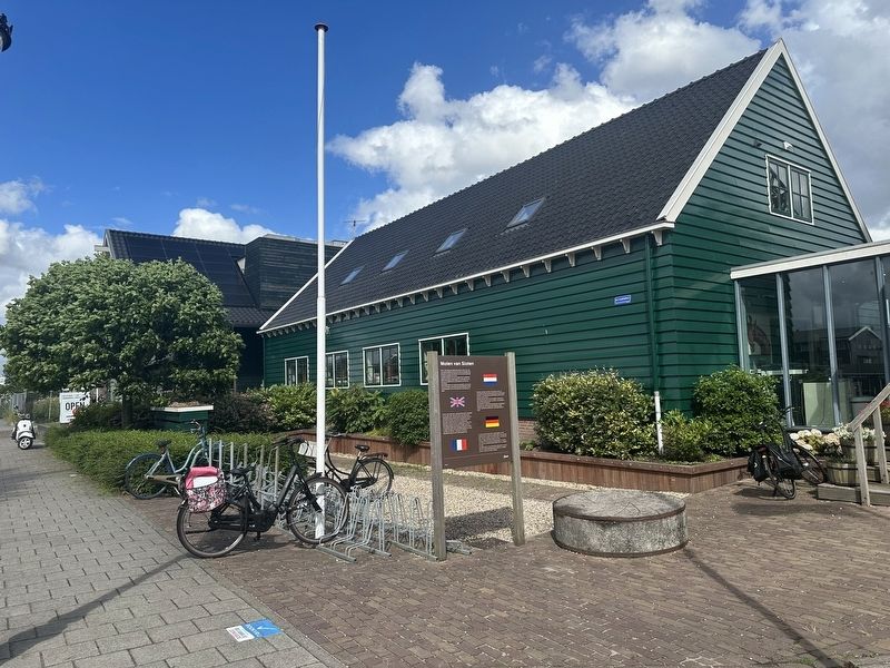 Molen van Sloten / Sloten Windmill Marker - wide view. Click for full size. Molen van Sloten / Sloten Windmill Marker - wide view image. Click for full size.