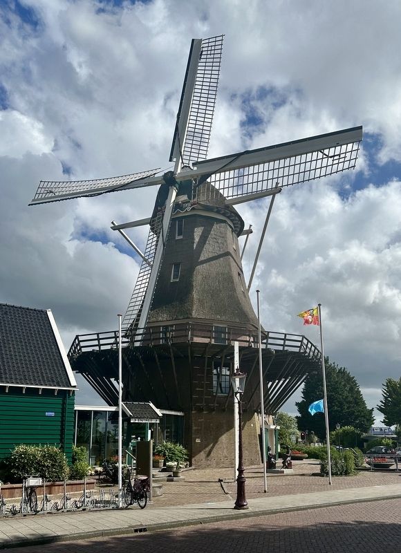 Molen van Sloten / Sloten Windmill and Marker, as seen from the west. Click for full size. Molen van Sloten / Sloten Windmill and Marker, as seen from the west image. Click for full size.