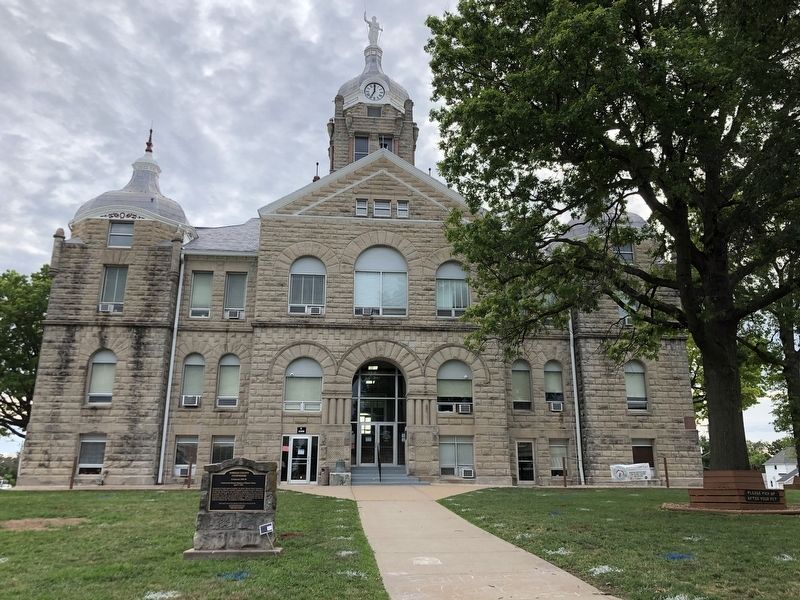 Johnson County Courthouse image. Click for full size.