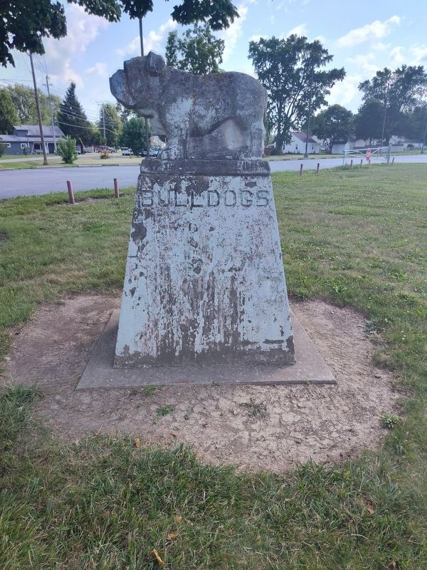Bulldogs Statue image. Click for full size.