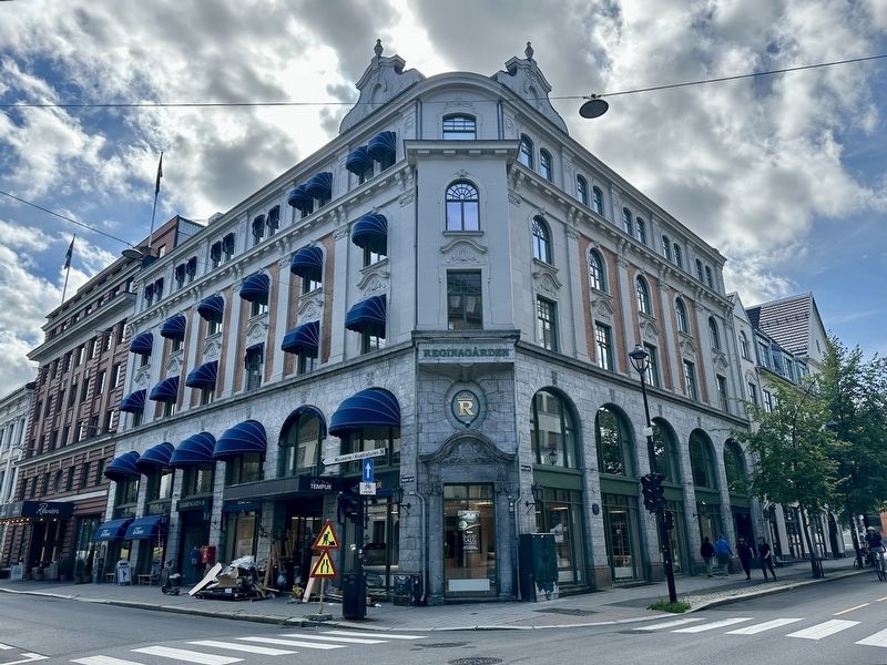 Byens Første Hotell / City’s First Hotel Marker - wide view. Click for full size. Byens Første Hotell / City’s First Hotel Marker - wide view image. Click for full size.