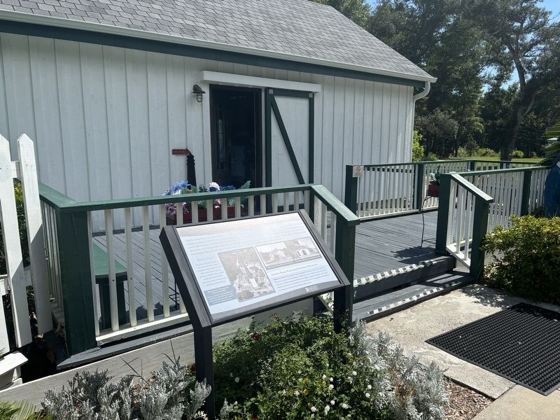 Carriage House and Marker image. Click for full size.