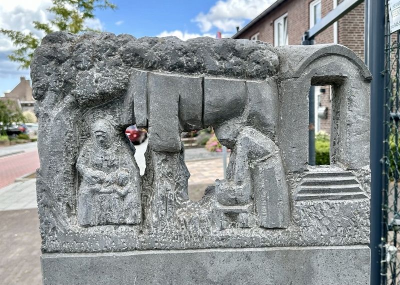 Close-up of artwork on the rear of the monument. Click for full size. Close-up of artwork on the rear of the monument image. Click for full size.