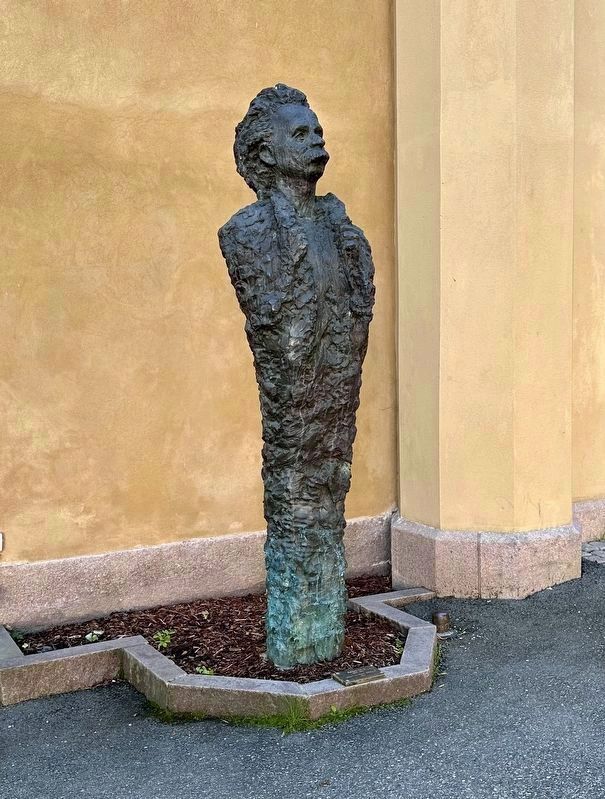 Edvard Grieg statue (1993) image. Click for full size.