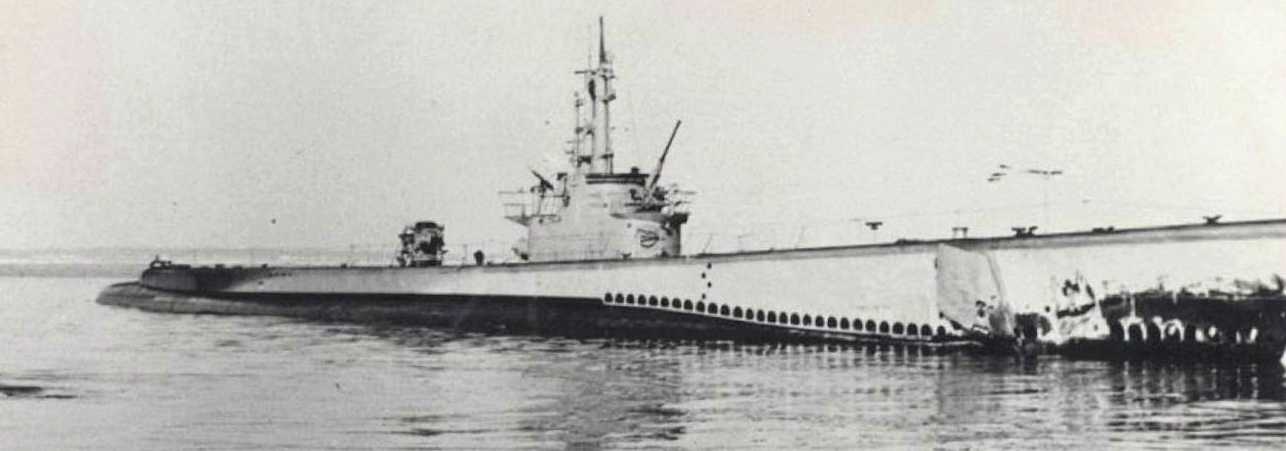 Icefish (SS-367) undergoing sea trials on Lake Michigan shortly after being launched, 02/20/1944 image. Click for full size.