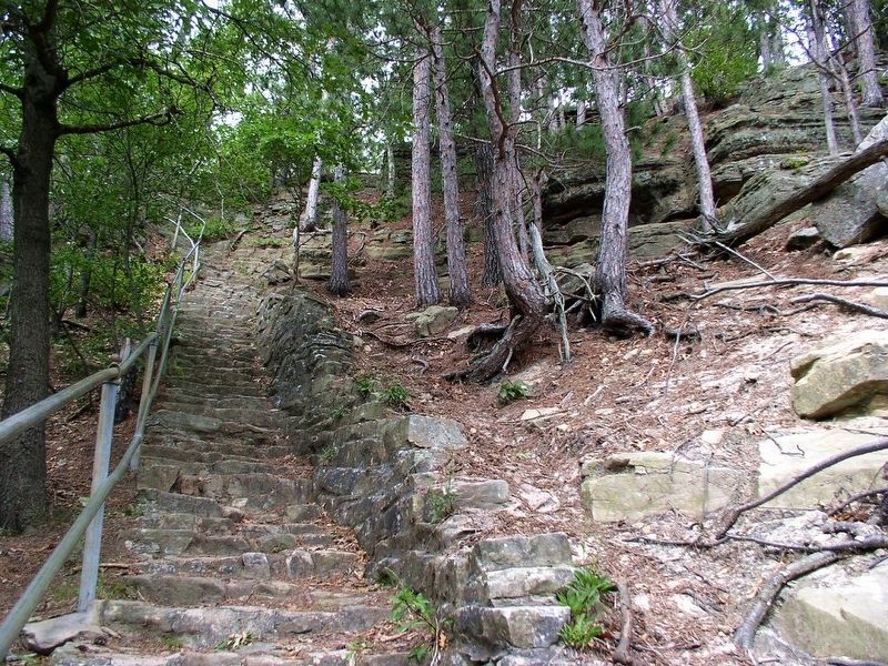 Trail to the marker atop Mill Bluff image. Click for full size.