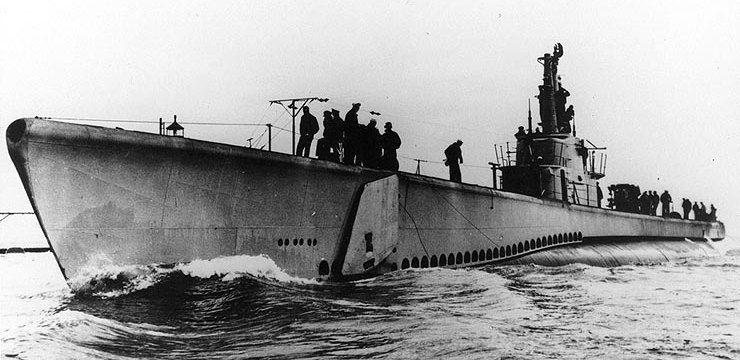 USS Kraken (SS-370) underway, probably in Lake Michigan during trials, May 1944. Click for full size. USS Kraken (SS-370) underway, probably in Lake Michigan during trials, May 1944 image. Click for full size.