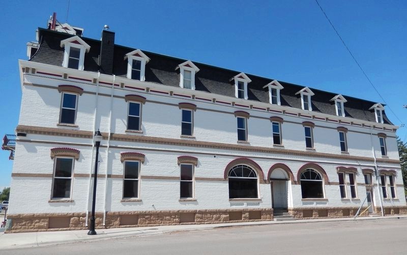 Hotel Metlen (<i>northeast elevation</i>) image. Click for full size.