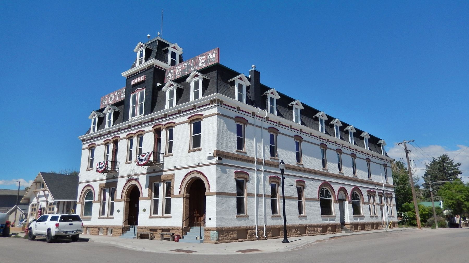 Hotel Metlen (<i>east elevation</i>) image. Click for full size.