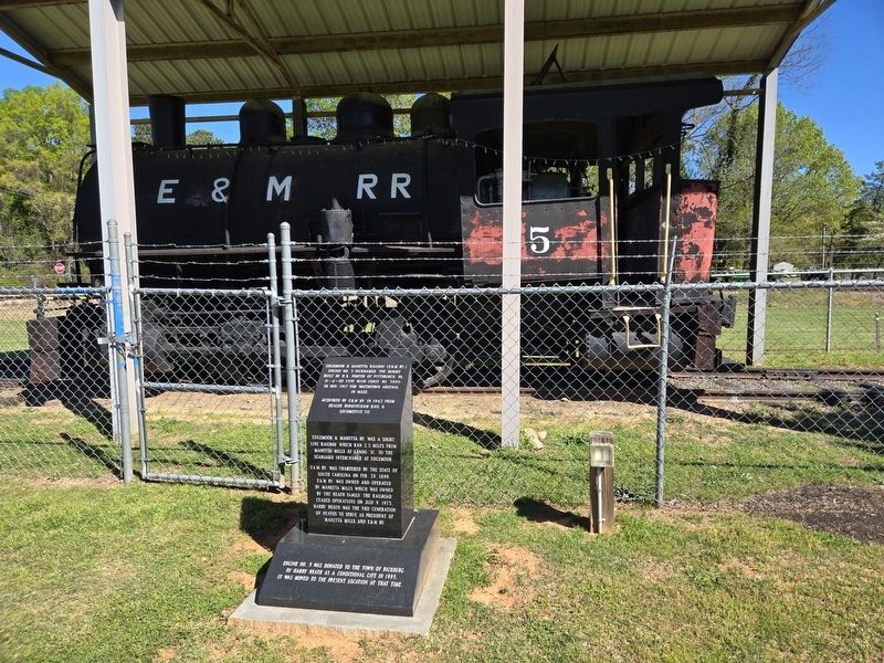 Edgemoor & Manetta Railway (E & M Ry.) Marker with locomotive in the background. Click for full size. Edgemoor & Manetta Railway (E & M Ry.) Marker with locomotive in the background image. Click for full size.