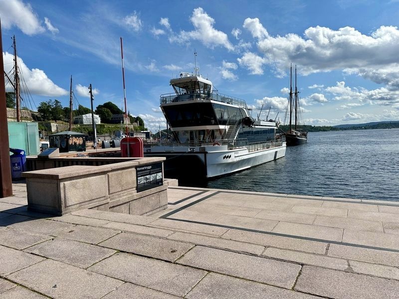 Honnørbrygga / “Honor Wharf” Marker - wide view. Click for full size. Honnørbrygga / “Honor Wharf” Marker - wide view image. Click for full size.