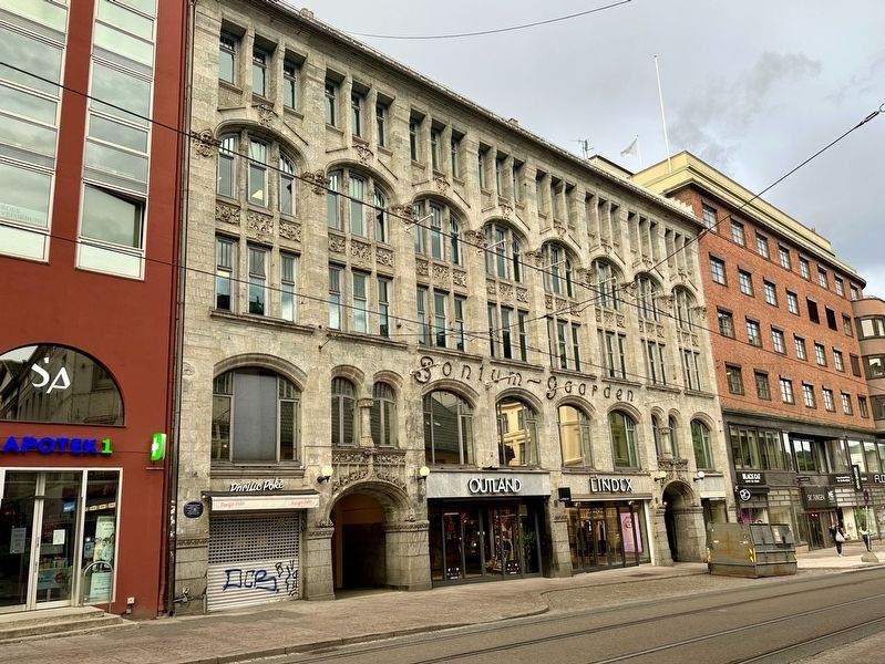 Sontumg�rden / Sontum Building and Marker image. Click for full size.