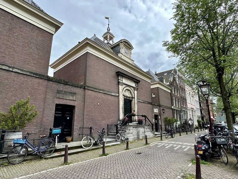 Hofje van Brienen Marker - wider view image. Click for full size.