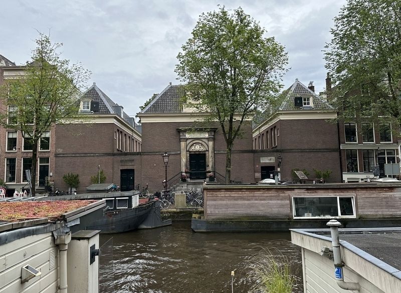 Hofje van Brienen and Marker (as seen from across the canal) image. Click for full size.