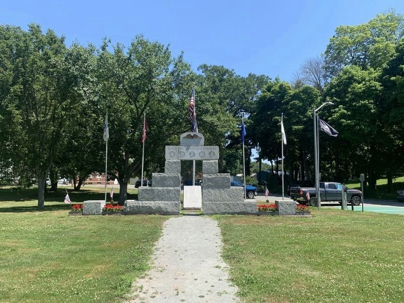 Ipswich Veterans Memorial image. Click for full size.