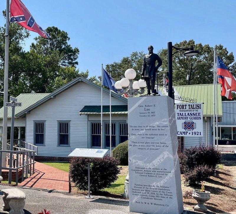 Robert E. Lee Marker with Lee Monument on right. image. Click for full size.
