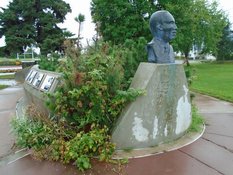 Martin Luther King, Jr. Living Memorial, Panels and Bust image. Click for full size.