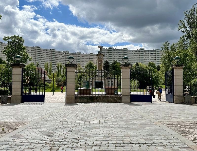 Parc Georges-Brassens (1991) Marker - wide view image. Click for full size.