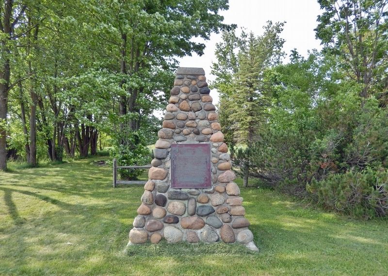 Glengarry Landing /<br>Le d�barquement du � Glengarry � Cairn image. Click for full size.