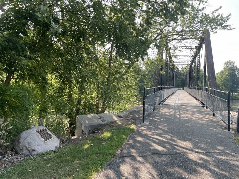 Railroad River Crossing Marker at the north end of the bridge. Click for full size. Railroad River Crossing Marker at the north end of the bridge image. Click for full size.