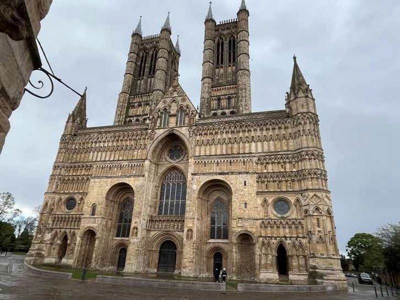 Lincoln Cathedral image. Click for full size.