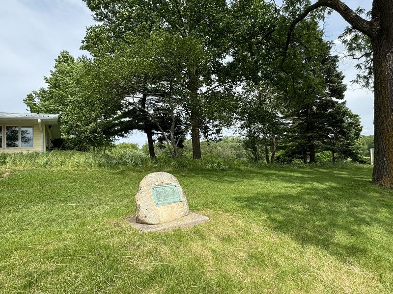 Marker in front of Discover Cottage image. Click for full size.