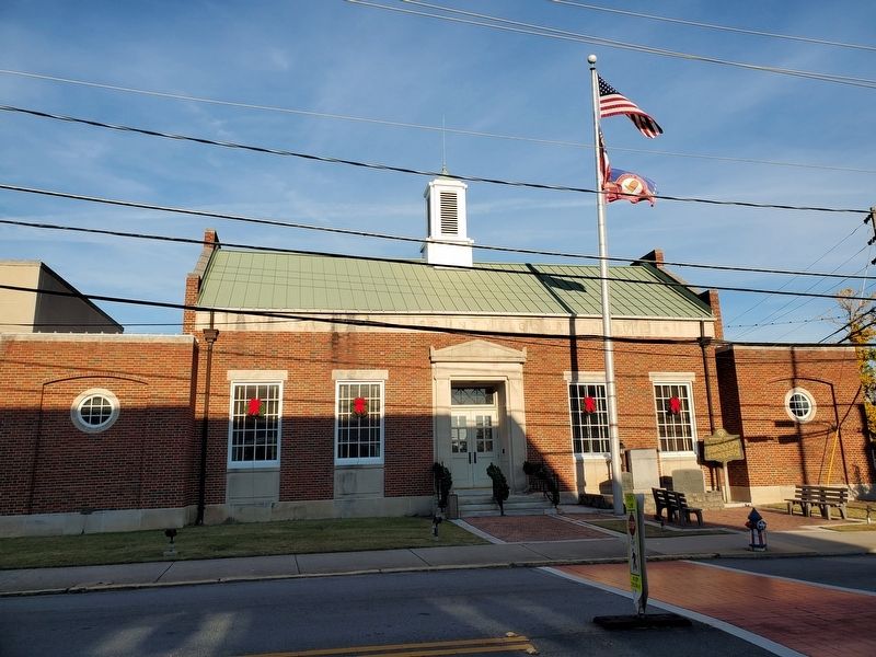 Wide view Rockdale County Courthouse image. Click for full size.